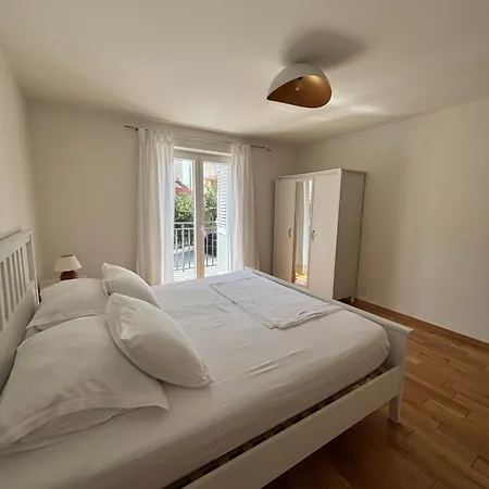 Antonia * Μακάρσκα